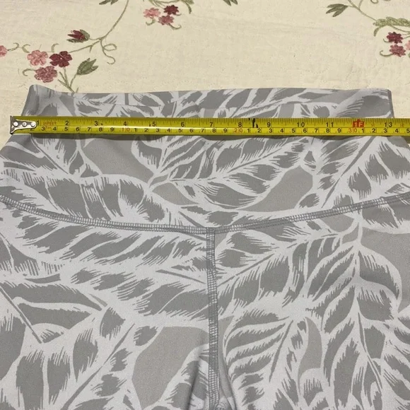 Alo Yoga Palm Springs airbrushed white leggings leaves stripes women's medium - Picture 4 of 11